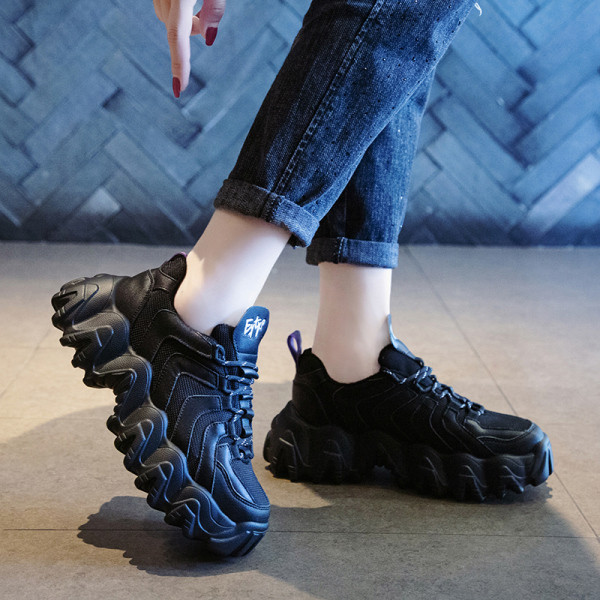 Αθλητικά casual γυναικεία παπούτσια με κορδόνια και τραχύ σόλα σε γκρι και μαύρο χρώμα