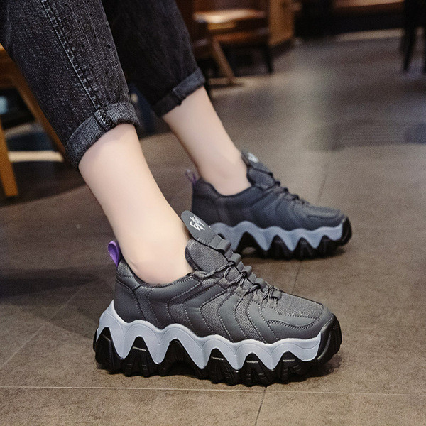 Αθλητικά casual γυναικεία παπούτσια με κορδόνια και τραχύ σόλα σε γκρι και μαύρο χρώμα