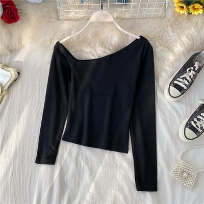 Μοντέρνα γυναικεία μπλούζα με γυμνά ώμοι και μακριά μανίκια