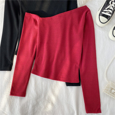 Μοντέρνα γυναικεία μπλούζα με γυμνά ώμοι και μακριά μανίκια