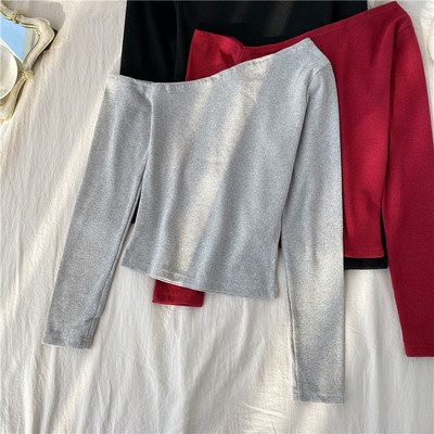 Μοντέρνα γυναικεία μπλούζα με γυμνά ώμοι και μακριά μανίκια