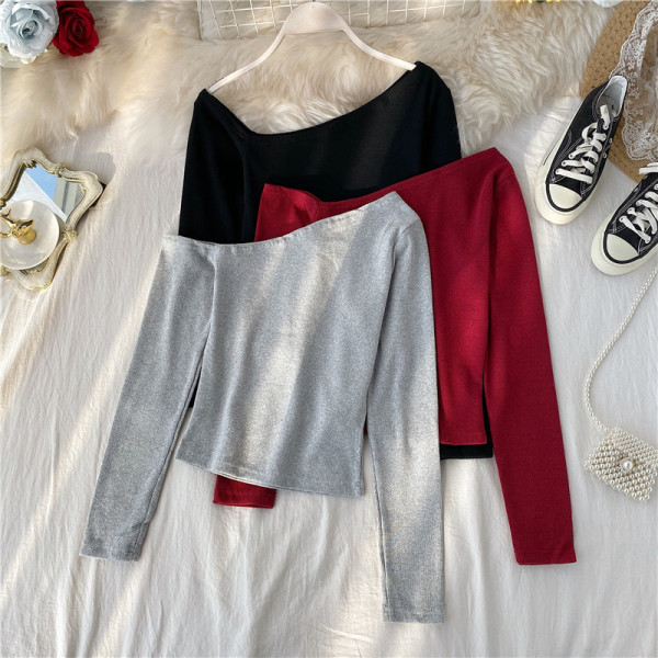 Μοντέρνα γυναικεία μπλούζα με γυμνά ώμοι και μακριά μανίκια