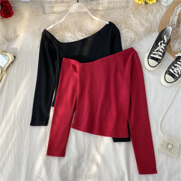 Μοντέρνα γυναικεία μπλούζα με γυμνά ώμοι και μακριά μανίκια