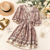 Modern női ruha V-kivágással és 3/4 széles ujjakkal