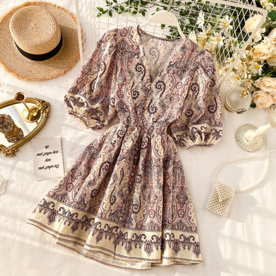 Modern női ruha V-kivágással és 3/4 széles ujjakkal