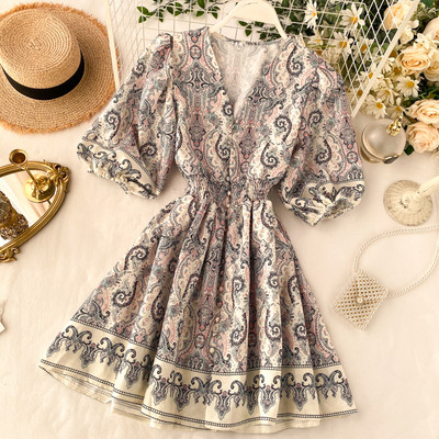 Modern női ruha V-kivágással és 3/4 széles ujjakkal