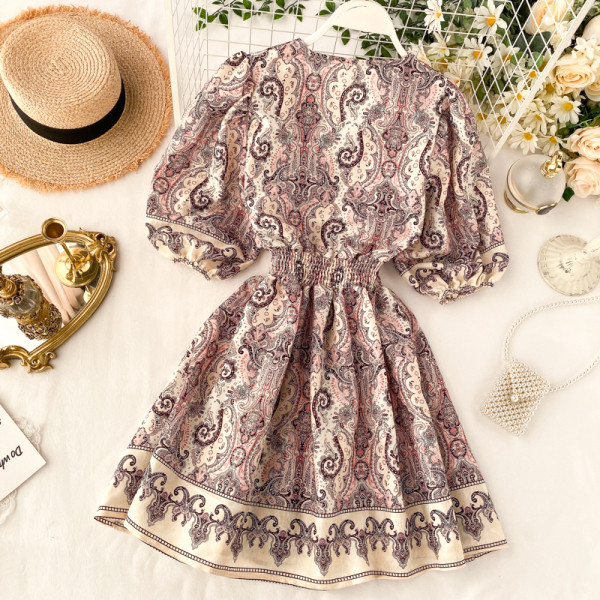 Modern női ruha V-kivágással és 3/4 széles ujjakkal