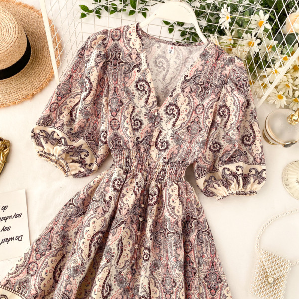 Modern női ruha V-kivágással és 3/4 széles ujjakkal