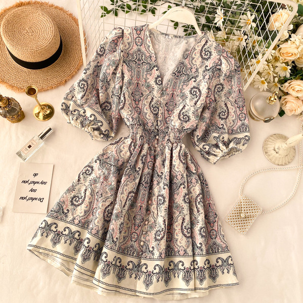 Modern női ruha V-kivágással és 3/4 széles ujjakkal