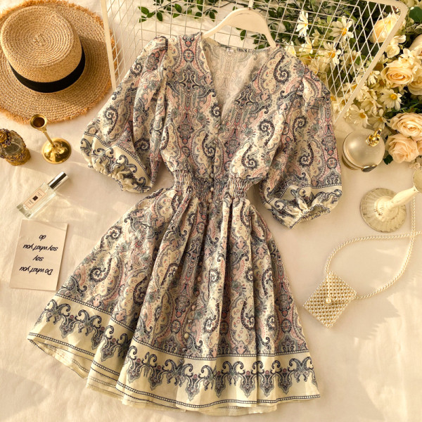 Modern női ruha V-kivágással és 3/4 széles ujjakkal