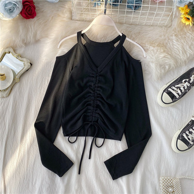 Modern női blúz csupasz vállakat és nyakkendőt fekete, piros és szürke színben