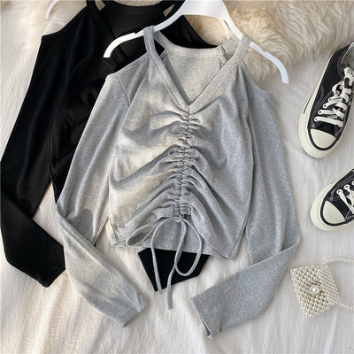 Modern női blúz csupasz vállakat és nyakkendőt fekete, piros és szürke színben