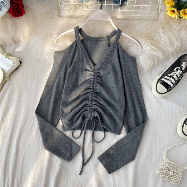 Modern női blúz csupasz vállakat és nyakkendőt fekete, piros és szürke színben