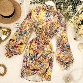 Színes női ruha pólógallérral és széles ujjakkal