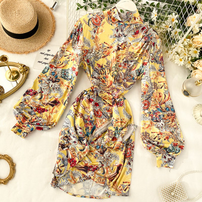 Színes női ruha pólógallérral és széles ujjakkal