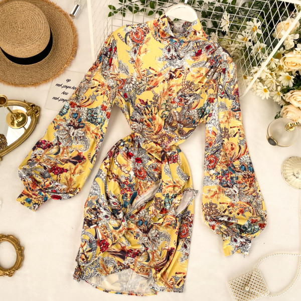 Színes női ruha pólógallérral és széles ujjakkal