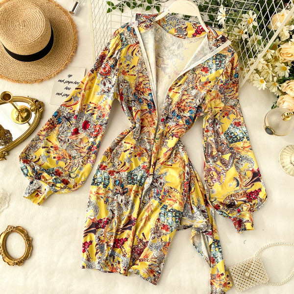 Színes női ruha pólógallérral és széles ujjakkal