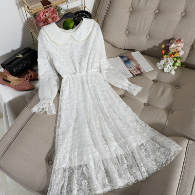 Modern női hosszú csipkeruha, hosszú ujjal és ovális nyakkivágással