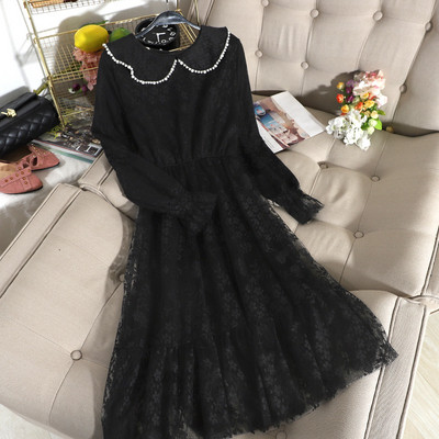 Modern női hosszú csipkeruha, hosszú ujjal és ovális nyakkivágással