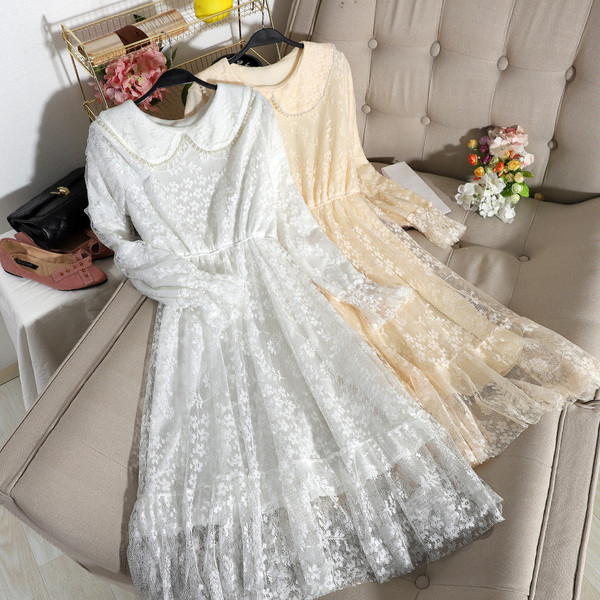 Modern női hosszú csipkeruha, hosszú ujjal és ovális nyakkivágással