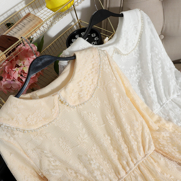 Modern női hosszú csipkeruha, hosszú ujjal és ovális nyakkivágással