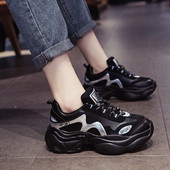 Fényes hatású, fűzős, lezser női sportcipő fekete színben