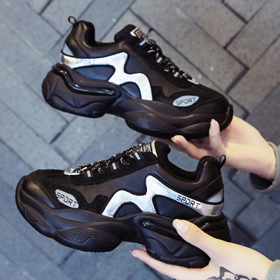 Fényes hatású, fűzős, lezser női sportcipő fekete színben