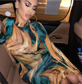 Modern női ruha hosszú ujjal, színes mintával