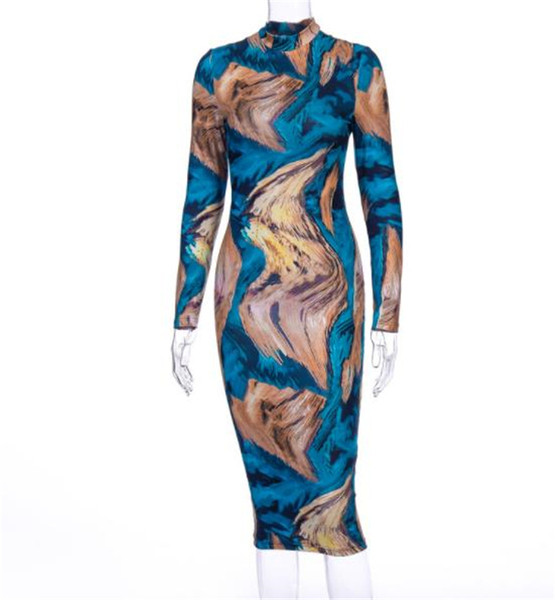 Modern női ruha hosszú ujjal, színes mintával