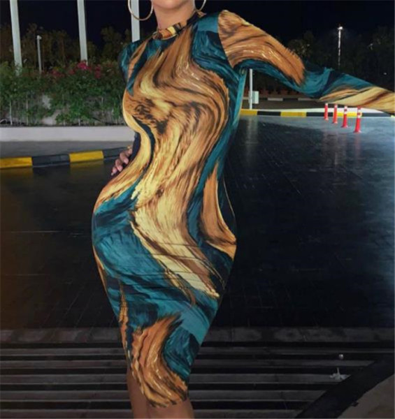 Modern női ruha hosszú ujjal, színes mintával