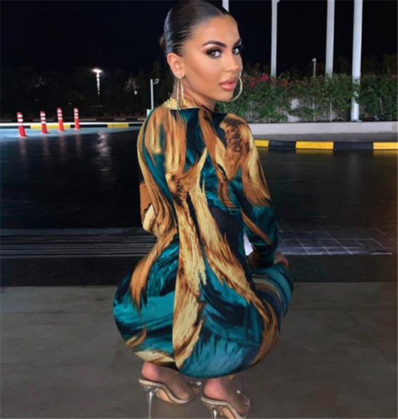 Modern női ruha hosszú ujjal, színes mintával