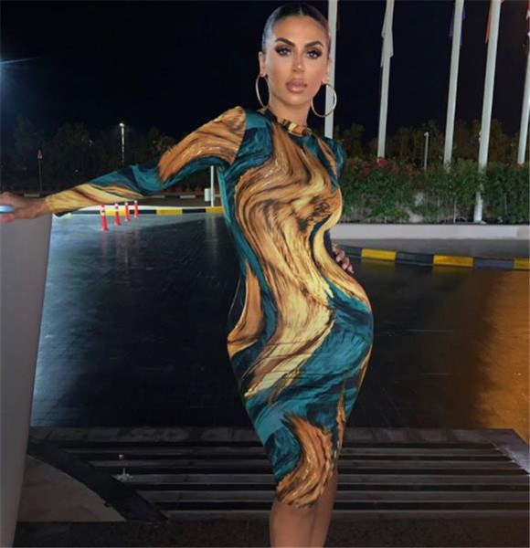 Modern női ruha hosszú ujjal, színes mintával