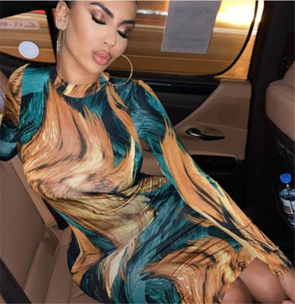 Modern női ruha hosszú ujjal, színes mintával