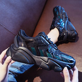 Női sport és alkalmi cipők ÚJ modellje fényes hatással és fűzővel fekete színben