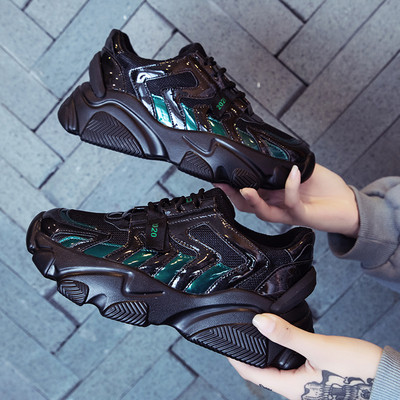 Női sport és alkalmi cipők ÚJ modellje fényes hatással és fűzővel fekete színben