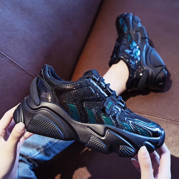 Női sport és alkalmi cipők ÚJ modellje fényes hatással és fűzővel fekete színben