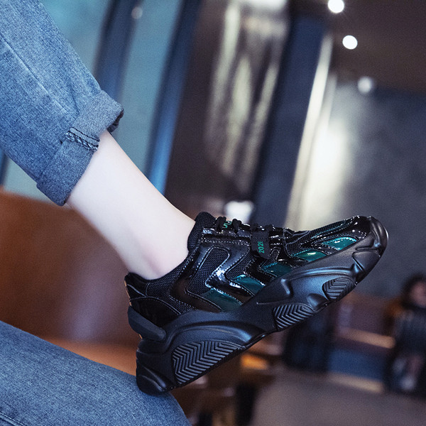 Női sport és alkalmi cipők ÚJ modellje fényes hatással és fűzővel fekete színben