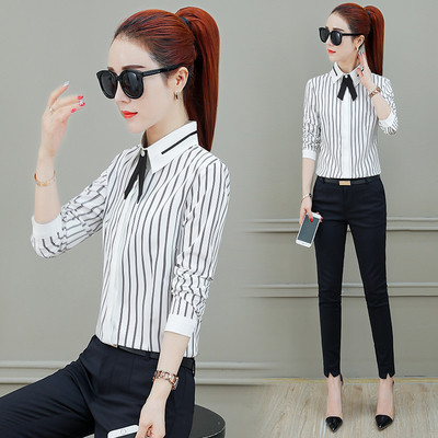 Γυναικείο ριγέ πουκάμισο  με κλασικό κολάρο και κουμπιά σε λευκό και γκρι χρώμα