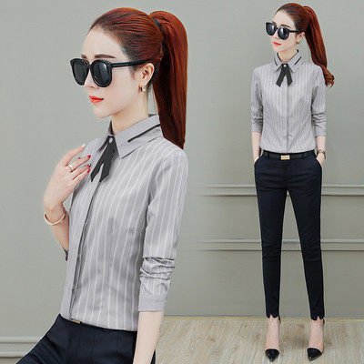 Γυναικείο ριγέ πουκάμισο  με κλασικό κολάρο και κουμπιά σε λευκό και γκρι χρώμα