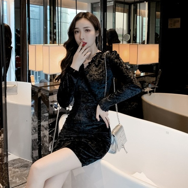 Modern női ruha hosszú ujjú piros és fekete színben