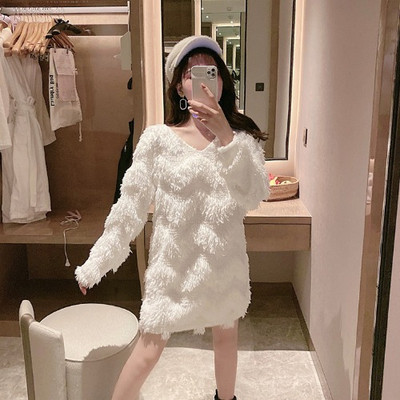 Μοντέρνο κοντό γυναικείο φόρεμα με κρόσσια σε μαύρο και άσπρο χρώμα