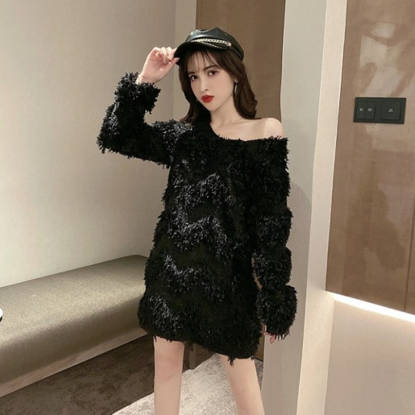 Μοντέρνο κοντό γυναικείο φόρεμα με κρόσσια σε μαύρο και άσπρο χρώμα