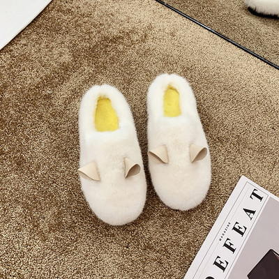 Χνουδωτές γυναικείες παντόφλες με τρισδιάστατο στοιχείο σε λευκό, γκρι και μαύρο χρώμα