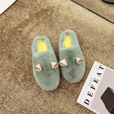 Χνουδωτές γυναικείες παντόφλες με τρισδιάστατο στοιχείο σε λευκό, γκρι και μαύρο χρώμα