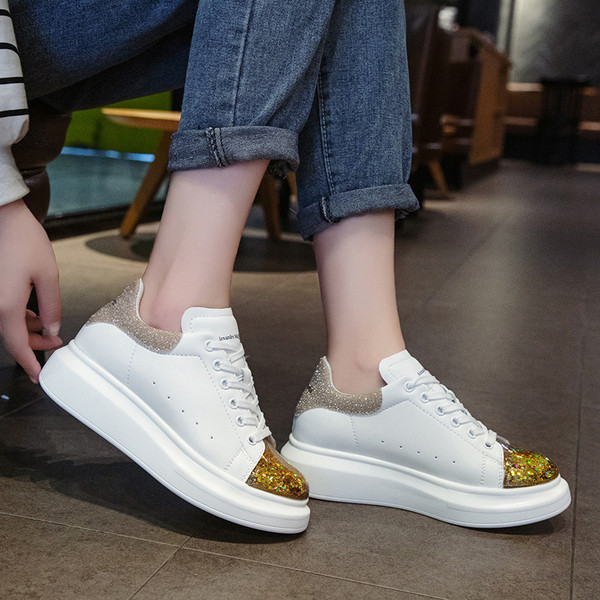 Νέο μοντέλο γυναικεία αθλητικά παπούτσια με γυαλιστερό αποτέλεσμα σε τρία χρώματα