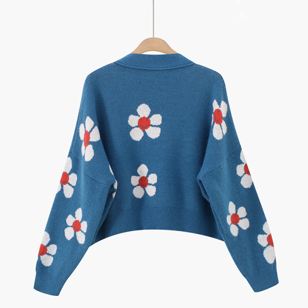 Női kardigán virágmotívumokkal és kék gombokkal