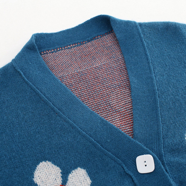 Női kardigán virágmotívumokkal és kék gombokkal