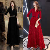 Μοντέρνα γυναικείο μακρύ φόρεμα με 3/4 μανίκια σε μαύρο και κόκκινο χρώμα