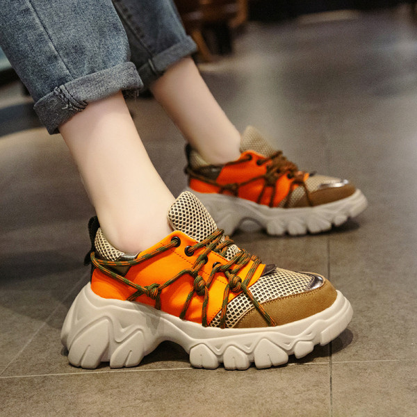 Női tornacipő ÚJ modell fűzővel és durva talppal, három színben