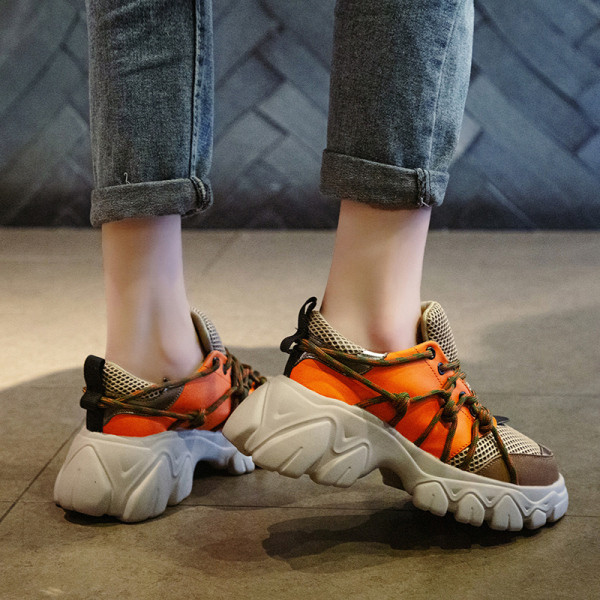 Női tornacipő ÚJ modell fűzővel és durva talppal, három színben